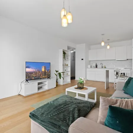 Stylish 19th-floor Klingerka With Stunning Castle Views & Free Parking Apartment *