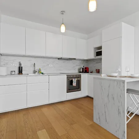 Stylish 19th-floor Klingerka With Stunning Castle Views & Free Parking *