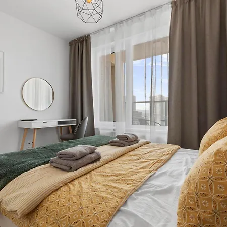 Stylish 19th-floor Klingerka With Stunning Castle Views & Free Parking Apartment *