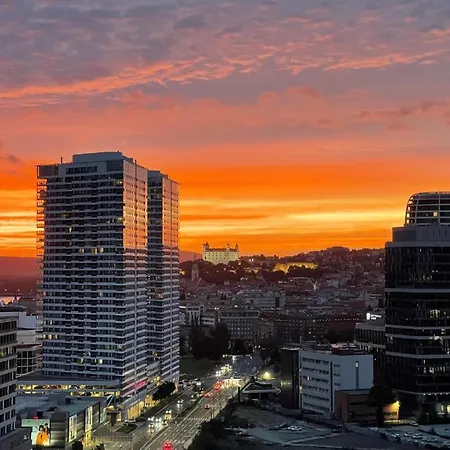 아파트 Stylish 19th-floor Klingerka With Stunning Castle Views & Free Parking *