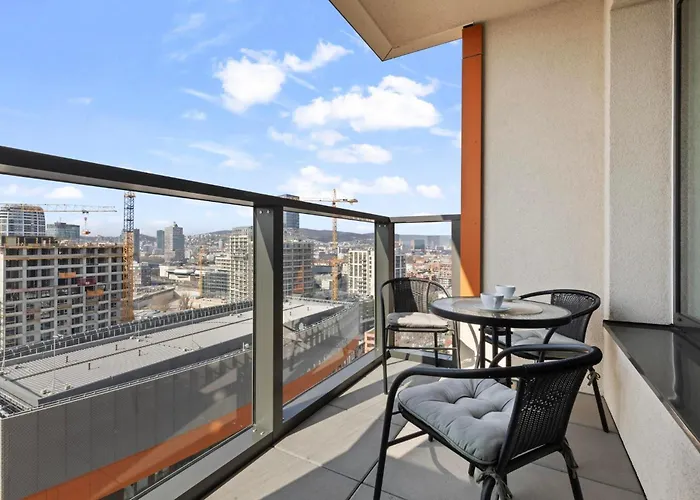 アパート Stylish 19th-floor Klingerka With Stunning Castle Views & Free Parking ブラチスラヴァ